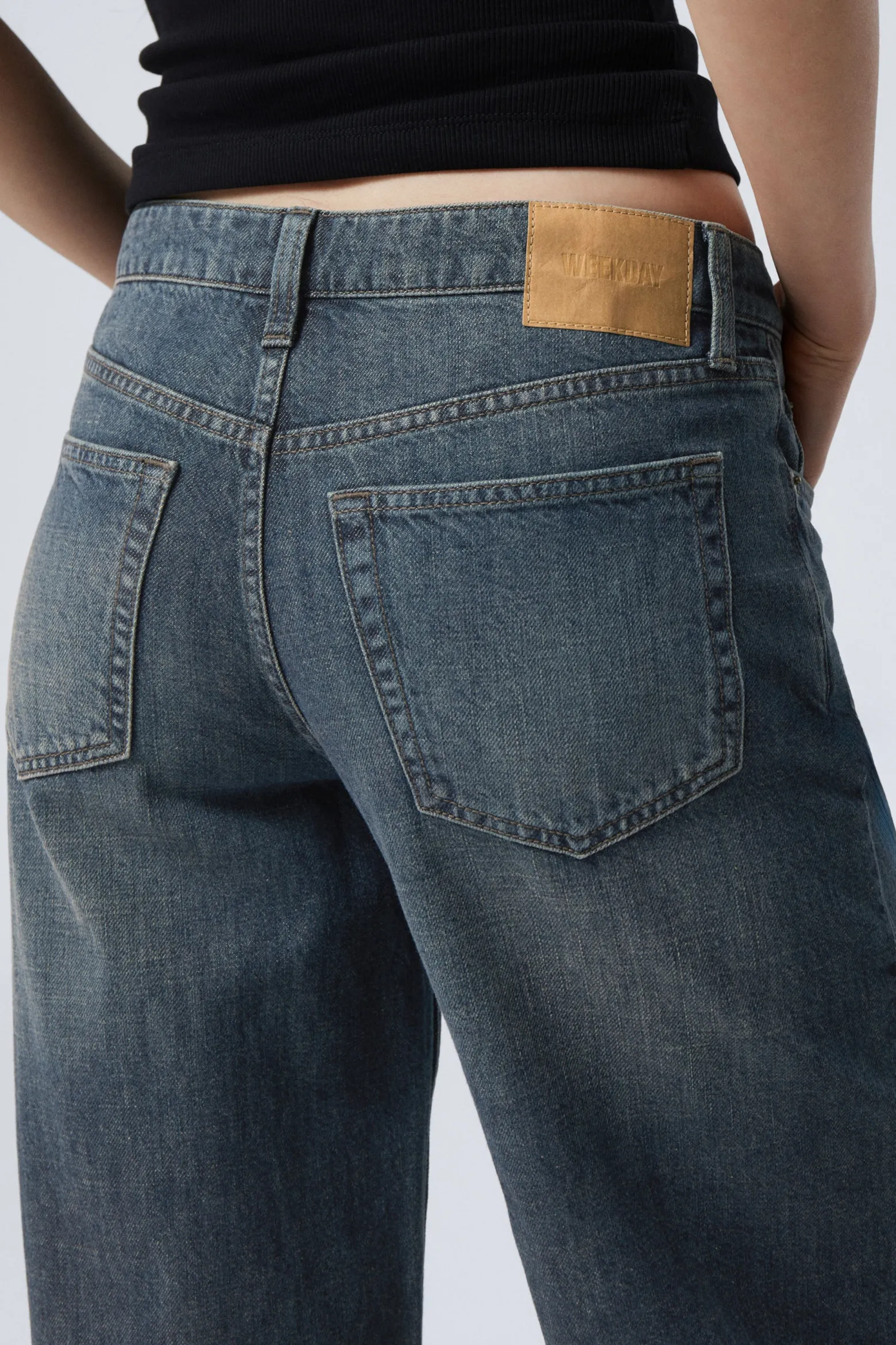 AMPLE LOW WAIST LOOSE WIDE LEG JEANS|Weekday Shop