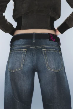 ANTI – JEANS MIT NIEDRIGER TAILLE UND GERADEM BEIN|Weekday New
