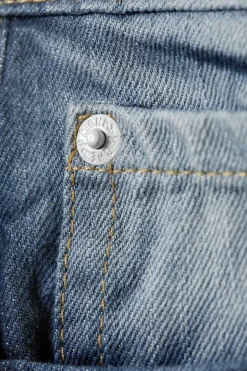 ANTI – JEANS MIT NIEDRIGER TAILLE UND GERADEM BEIN|Weekday Shop