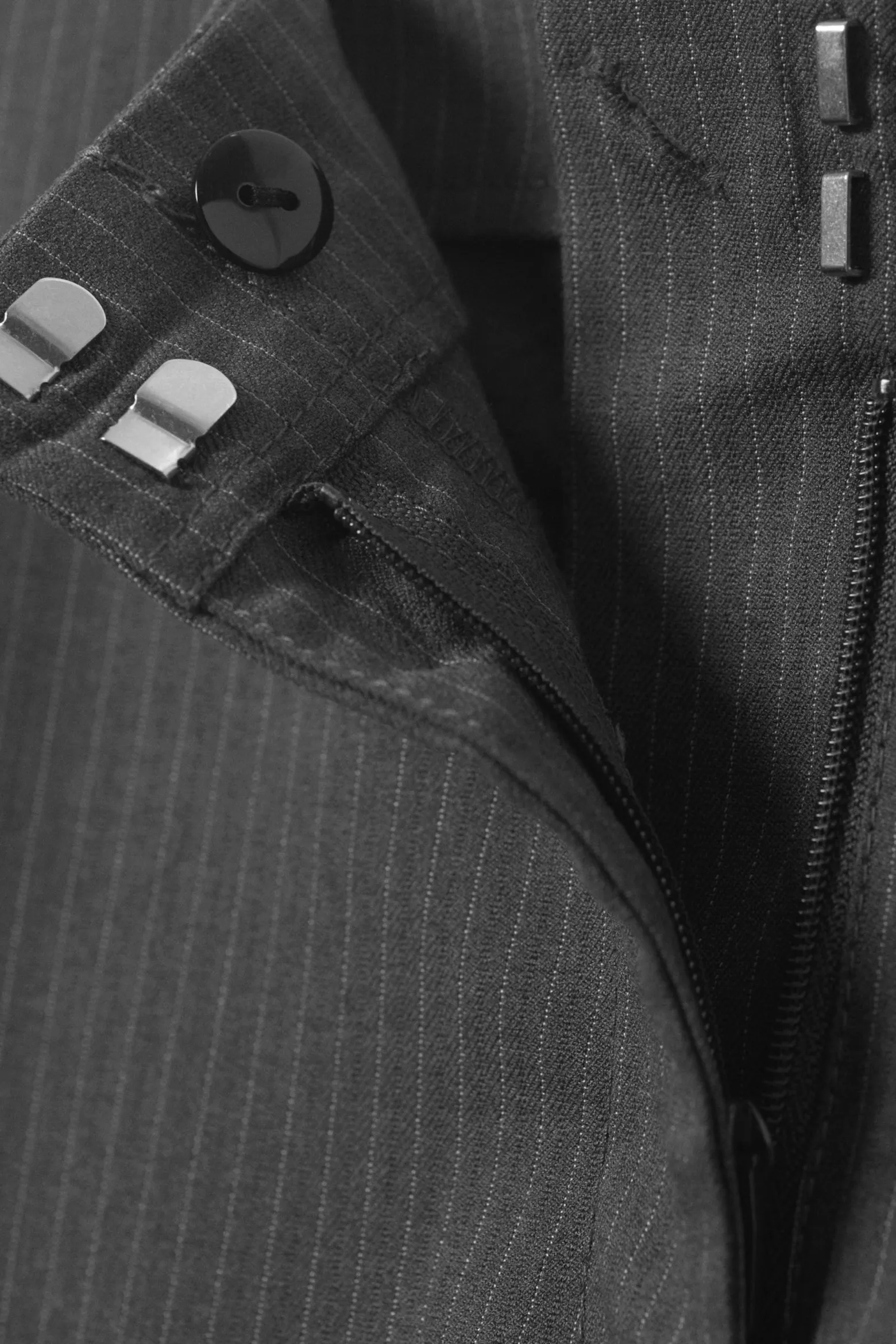 ANZUGHOSE MIT ABGESCHNITTENEM BUND|Weekday Shop