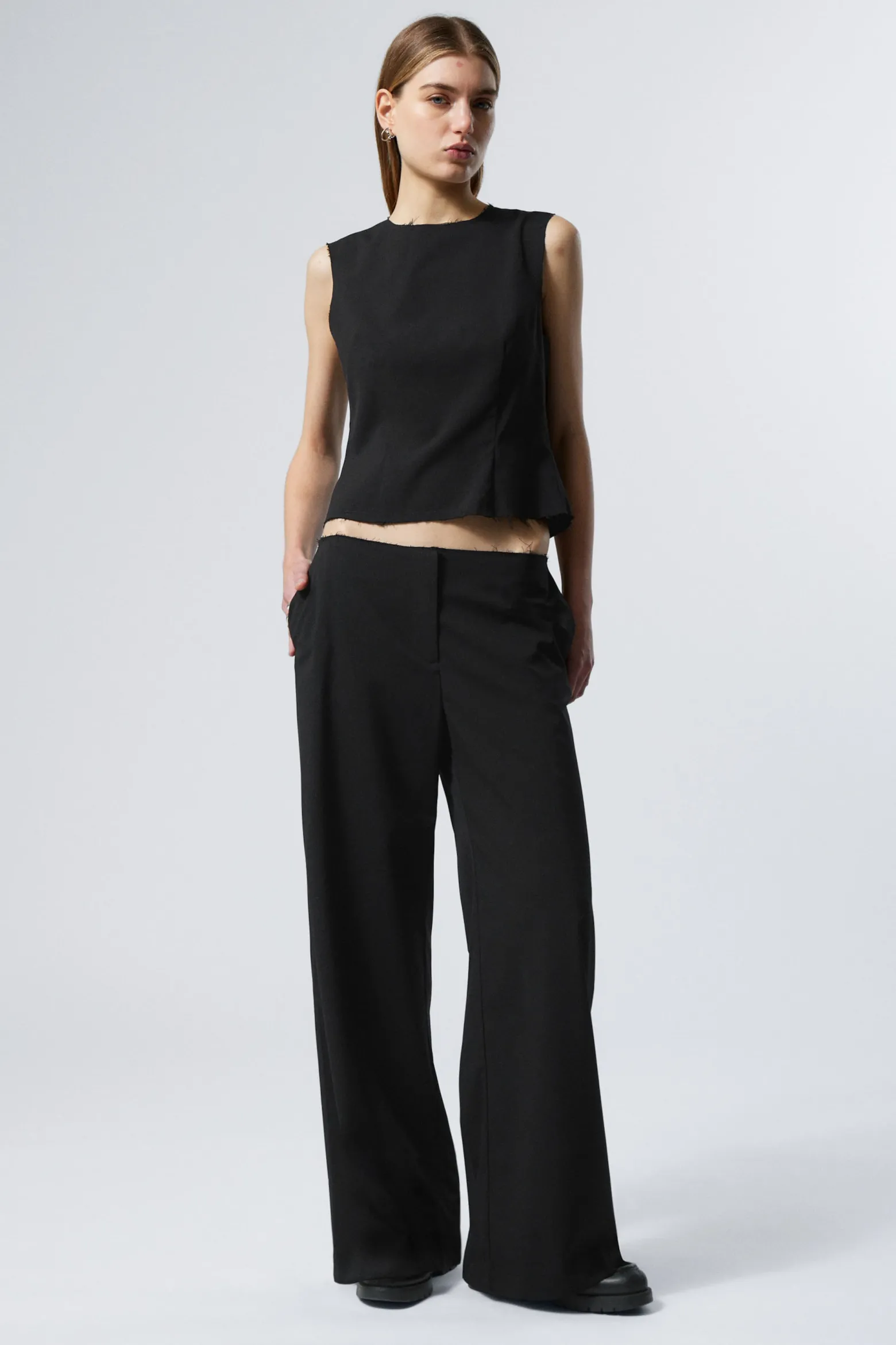 ANZUGHOSE MIT ABGESCHNITTENEM, AUSGEFRANSTEM BUND|Weekday Sale