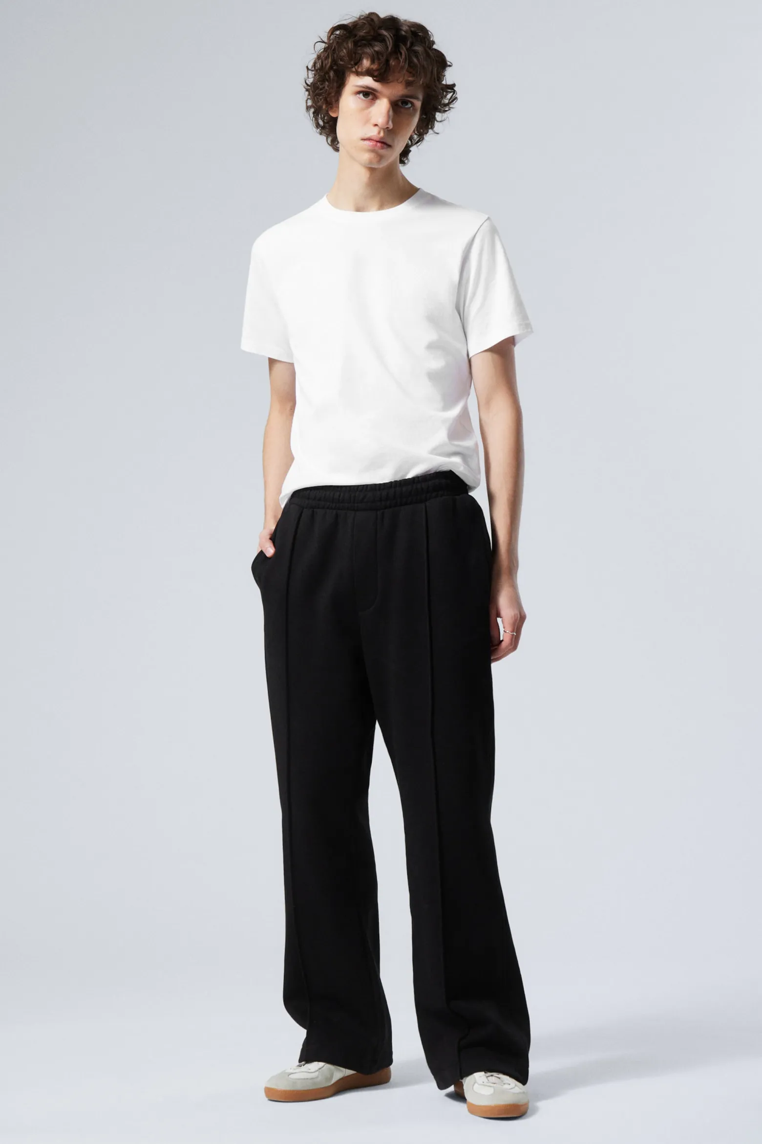 AUSGESTELLTE, LOCKER SITZENDE SWEATPANTS|Weekday Cheap