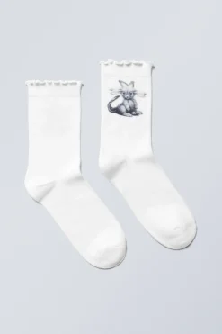 BEDRUCKTE SOCKEN MIT RÜSCHEN|Weekday Discount