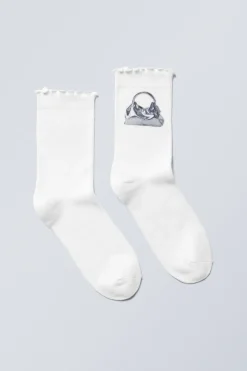 BEDRUCKTE SOCKEN MIT RÜSCHEN|Weekday Online