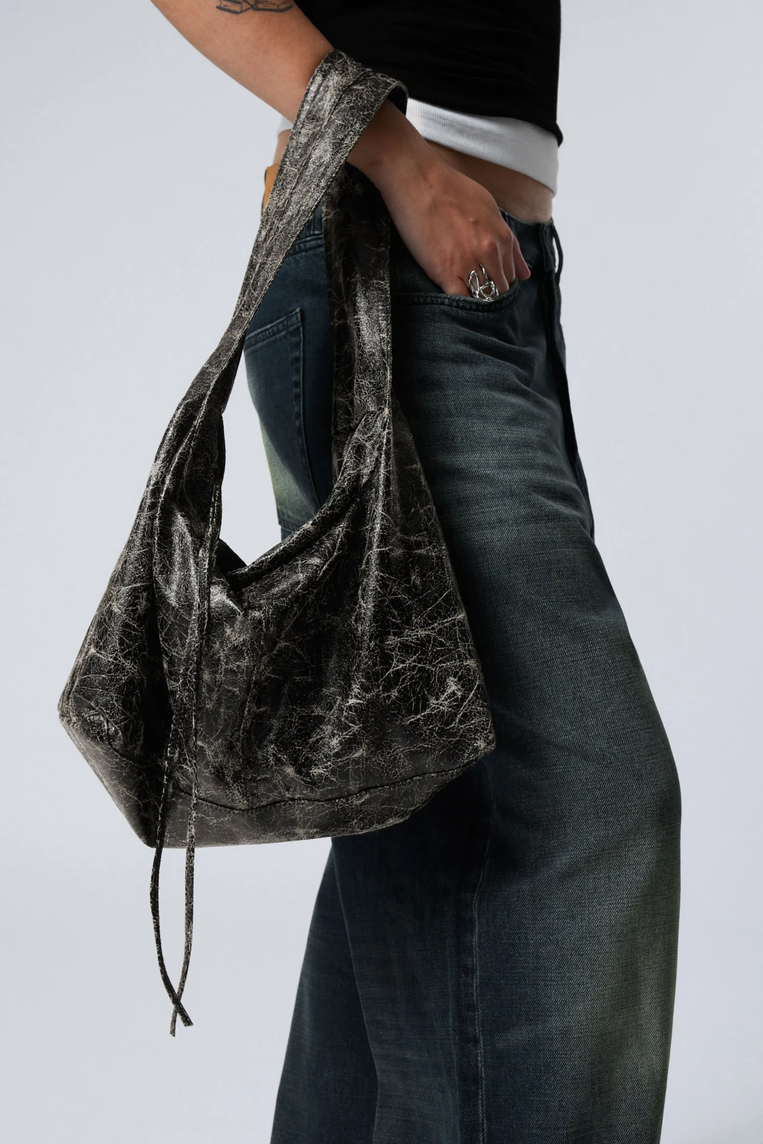 BESCHICHTETE RECHTECKIGE SCHULTERTASCHE|Weekday Outlet