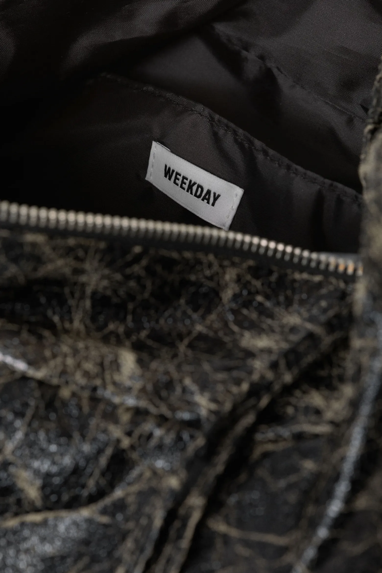 BESCHICHTETE RECHTECKIGE SCHULTERTASCHE|Weekday Outlet