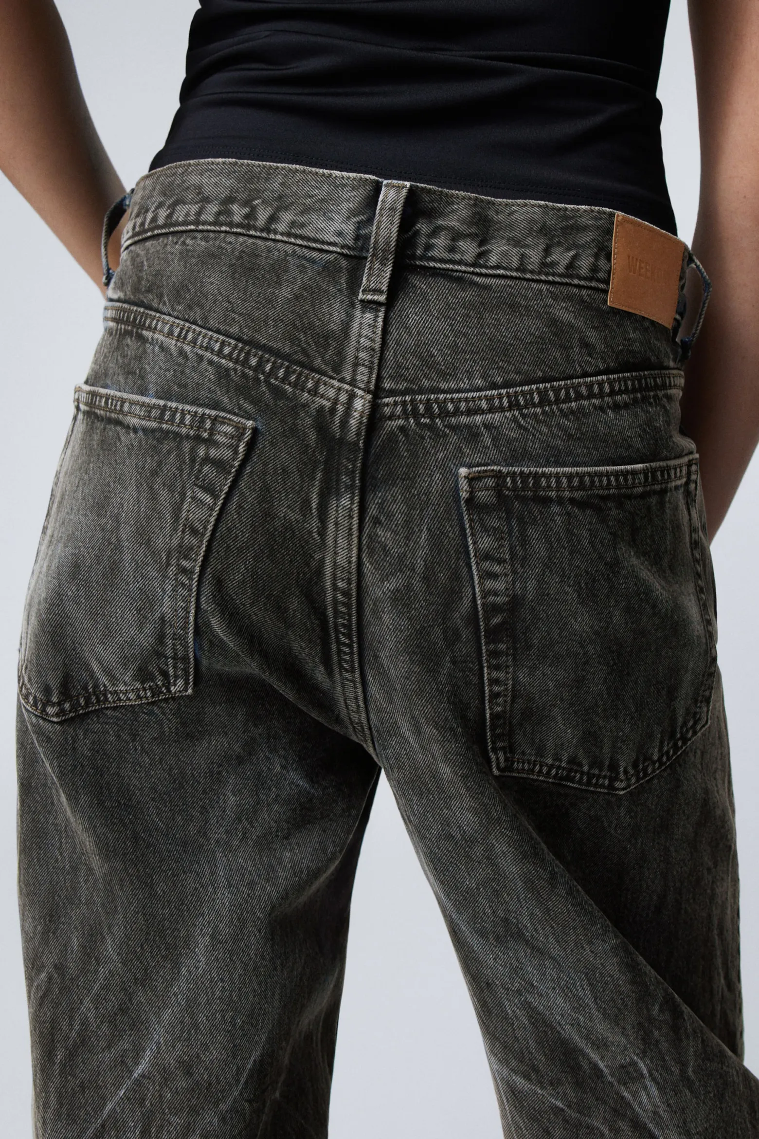 GALAXY – LOCKERE JEANS MIT GERADEM BEIN|Weekday Shop