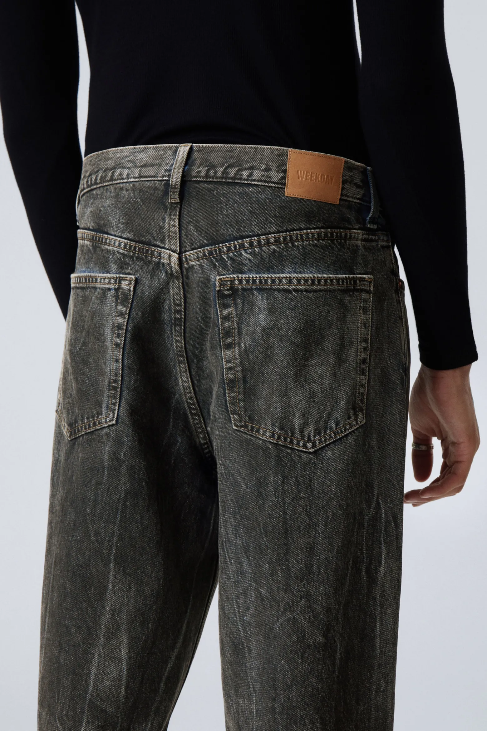 GALAXY – LOCKERE JEANS MIT GERADEM BEIN|Weekday Shop