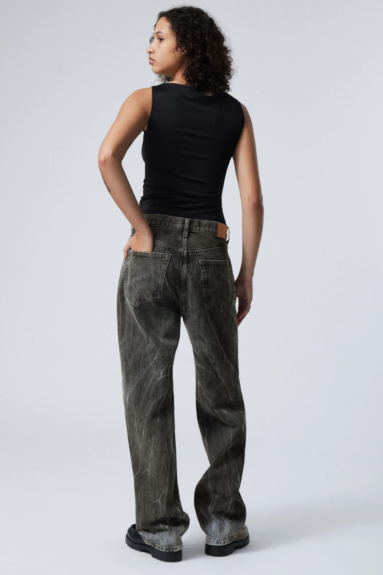 GALAXY – LOCKERE JEANS MIT GERADEM BEIN|Weekday Shop