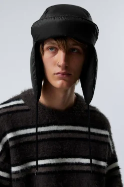 GEFÜTTERTE FLAP-CAP AUS RECYCELTEN DAUNEN|Weekday Best