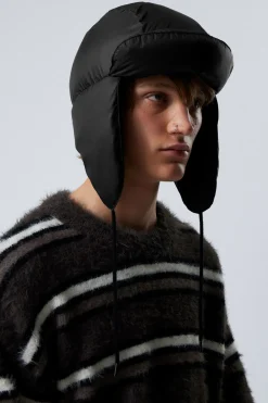 GEFÜTTERTE FLAP-CAP AUS RECYCELTEN DAUNEN|Weekday Best