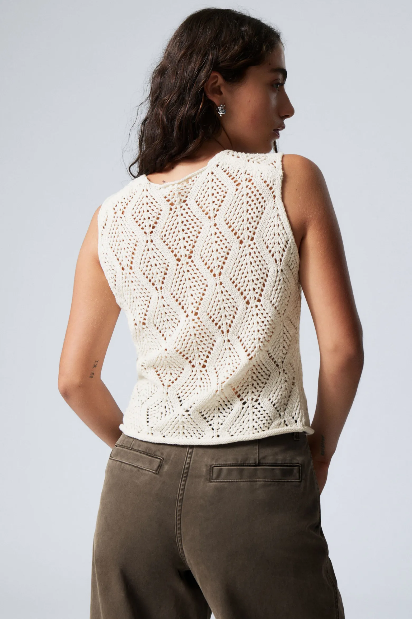 GEHÄKELTE STRICKWESTE MIT BINDEVERSCHLUSS|Weekday Discount