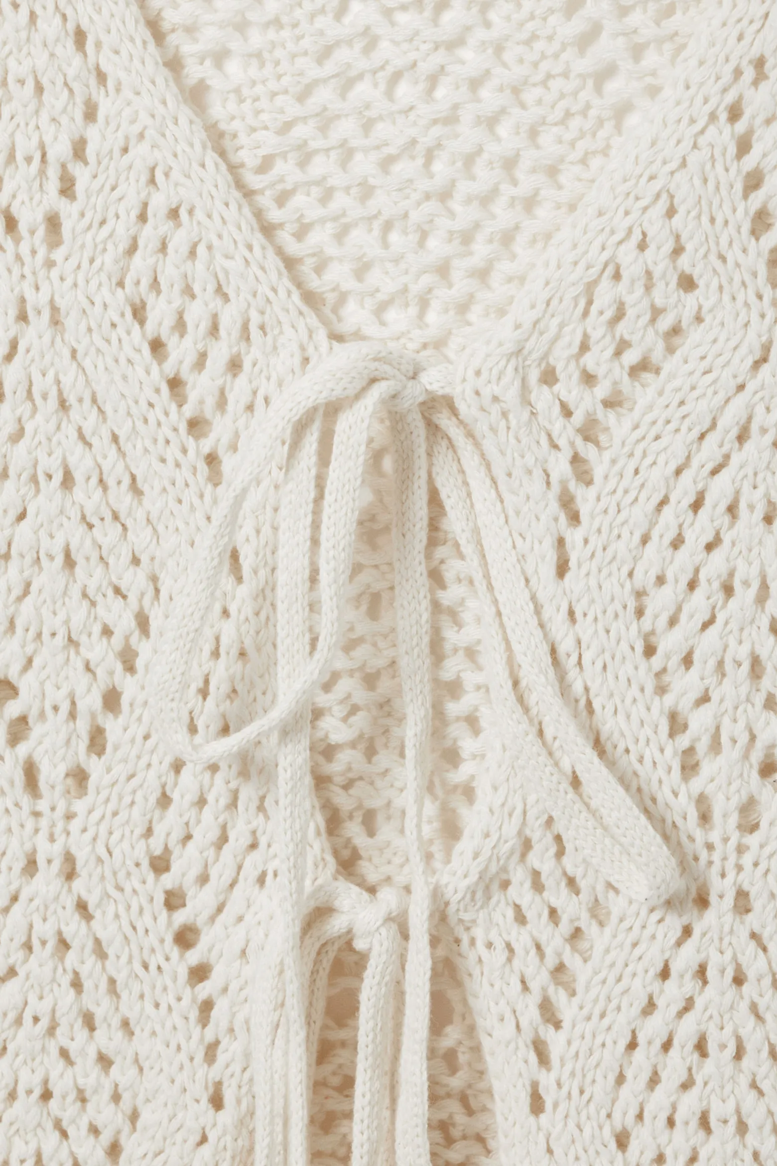 GEHÄKELTE STRICKWESTE MIT BINDEVERSCHLUSS|Weekday Discount