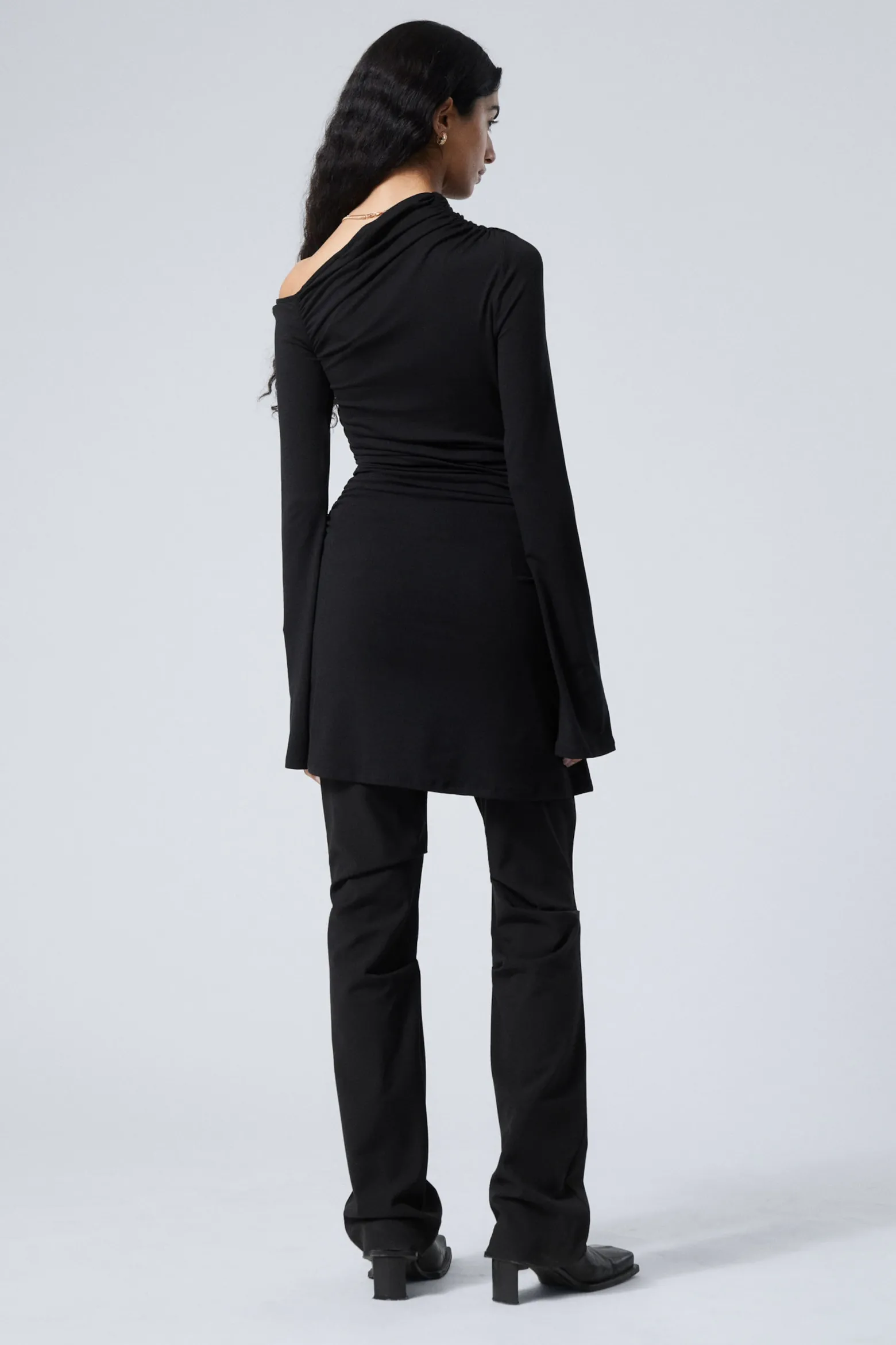 GERAFFTES MINIKLEID MIT LANGEN ÄRMELN|Weekday Flash Sale