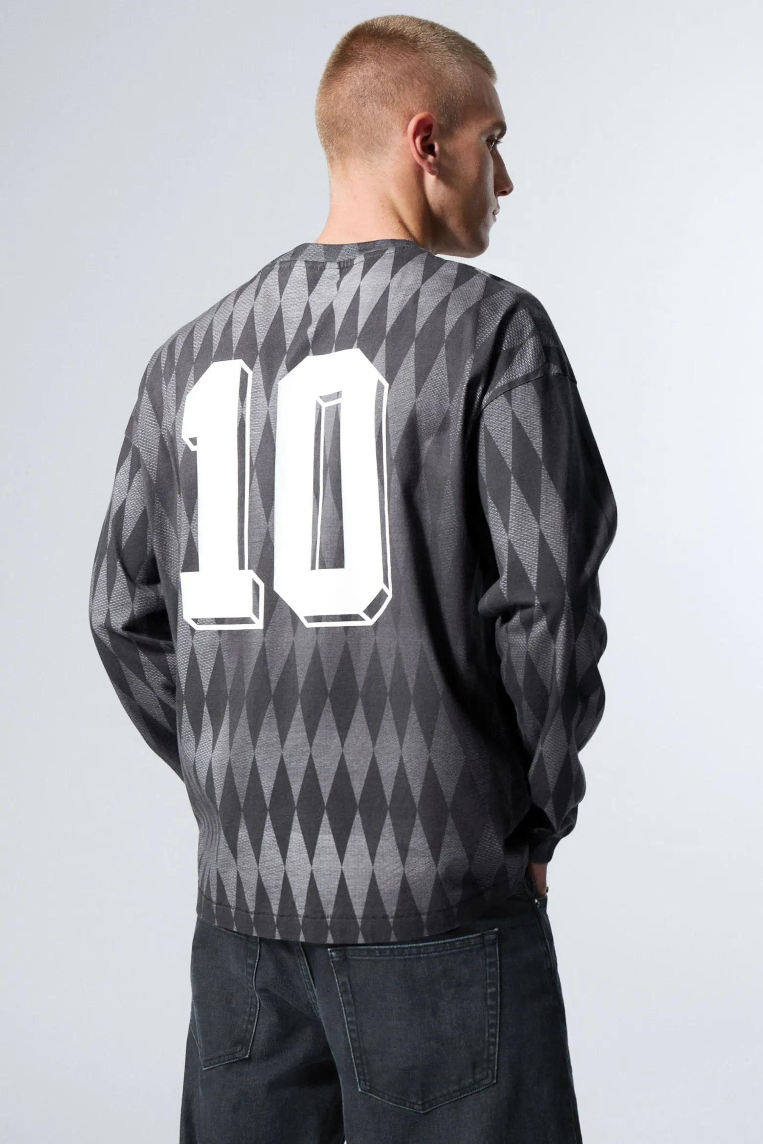 GRAPHIC-LONGSLEEVE MIT LOCKERER PASSFORM|Weekday Sale