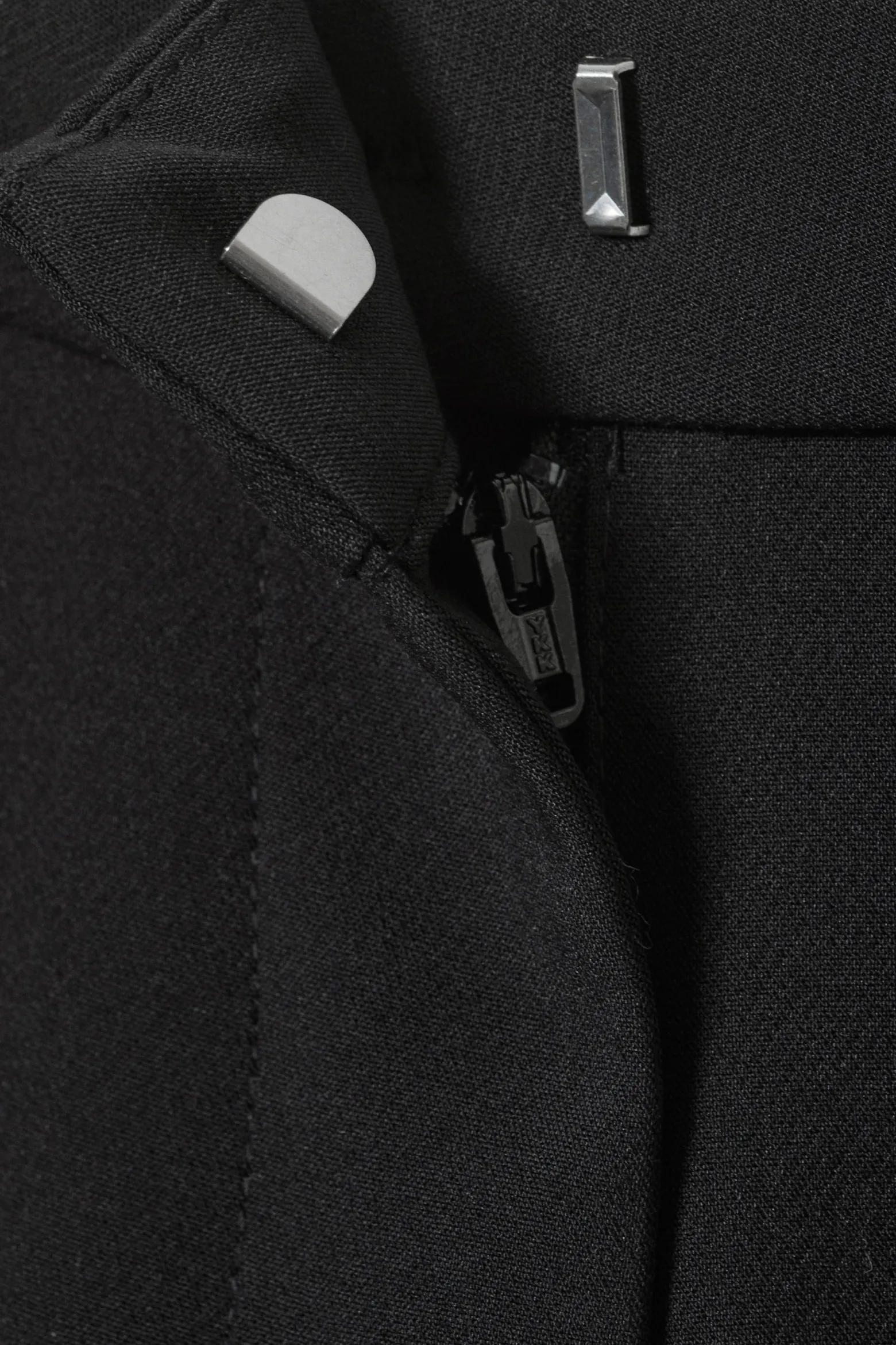 HOSE DESSA MIT SCHMALER PASSFORM|Weekday Outlet