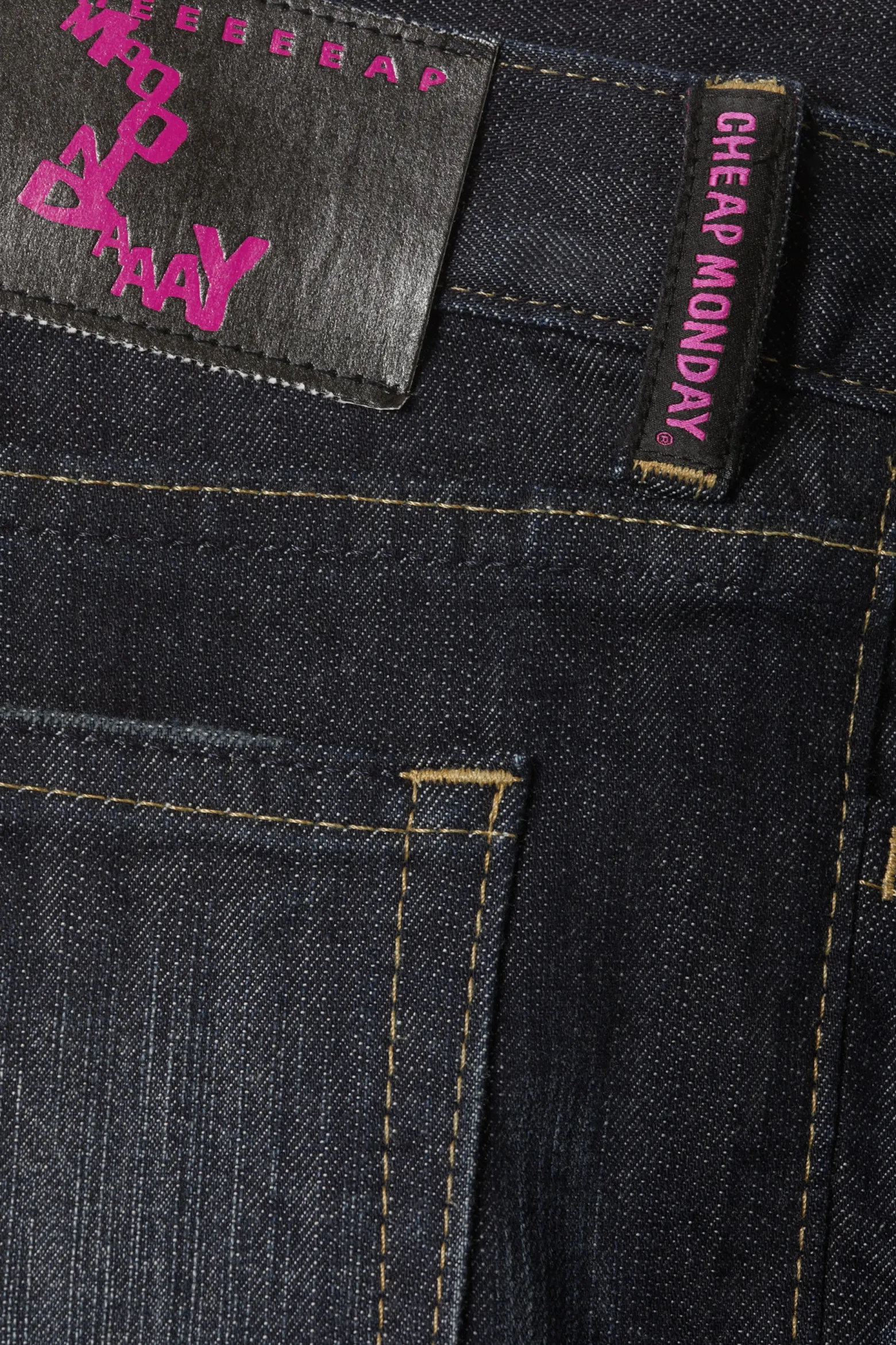 ISSUE –TAPERED JEANS MIT NIEDRIGER TAILLE|Weekday Shop