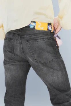 ISSUE –TAPERED JEANS MIT NIEDRIGER TAILLE|Weekday Shop