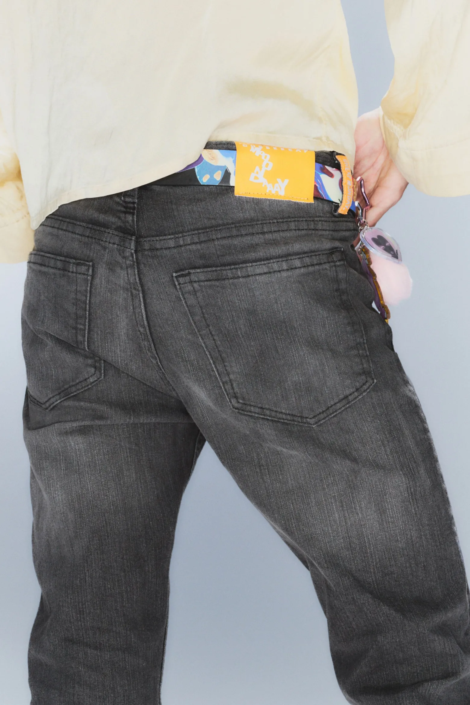 ISSUE –TAPERED JEANS MIT NIEDRIGER TAILLE|Weekday Shop