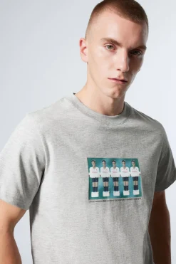 KASTIGES T-SHIRT MIT GRAFIKPRINT|Weekday Hot