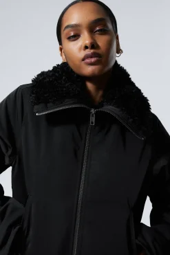 KURZE JACKE MIT PELZKRAGEN|Weekday Discount