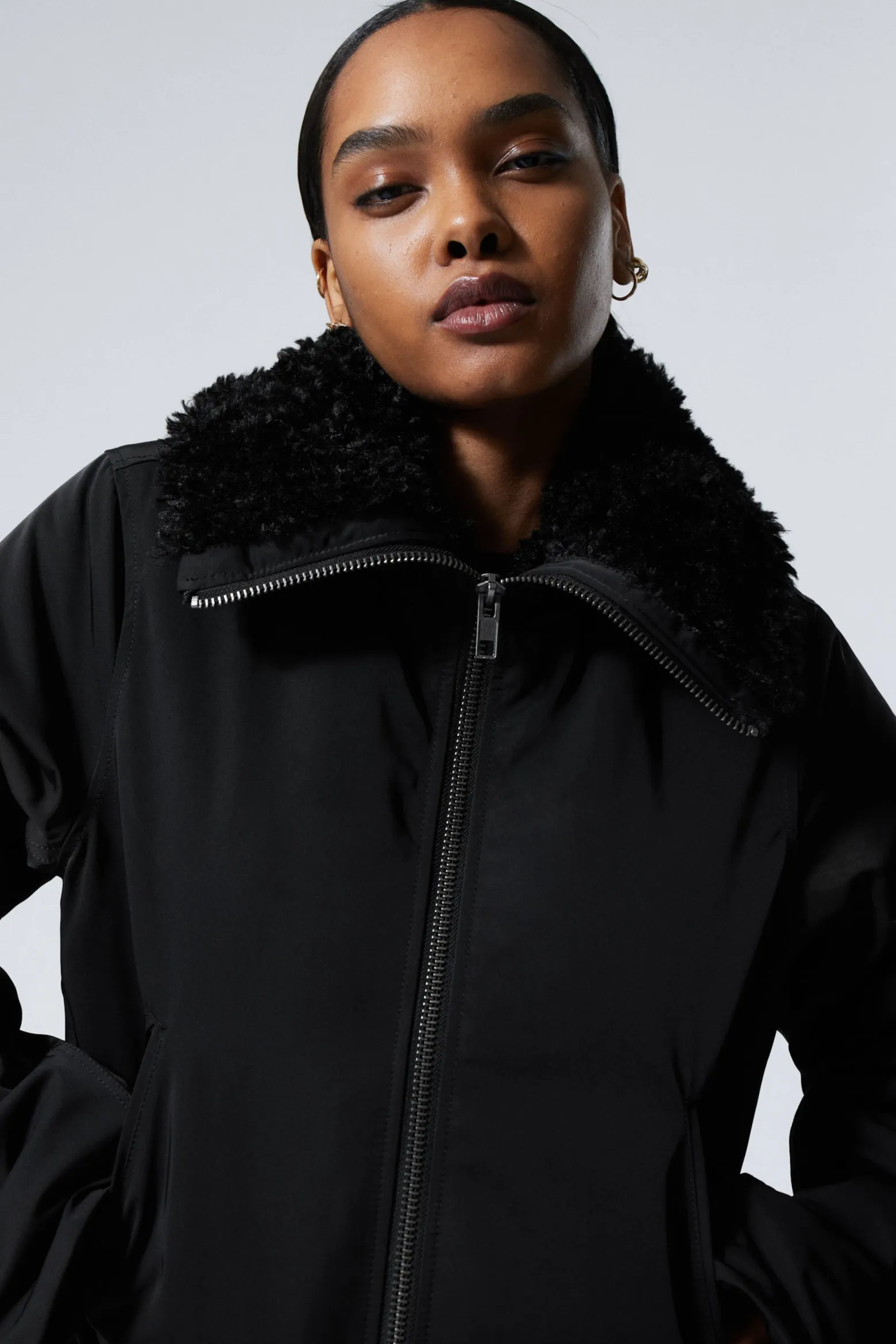 KURZE JACKE MIT PELZKRAGEN|Weekday Discount