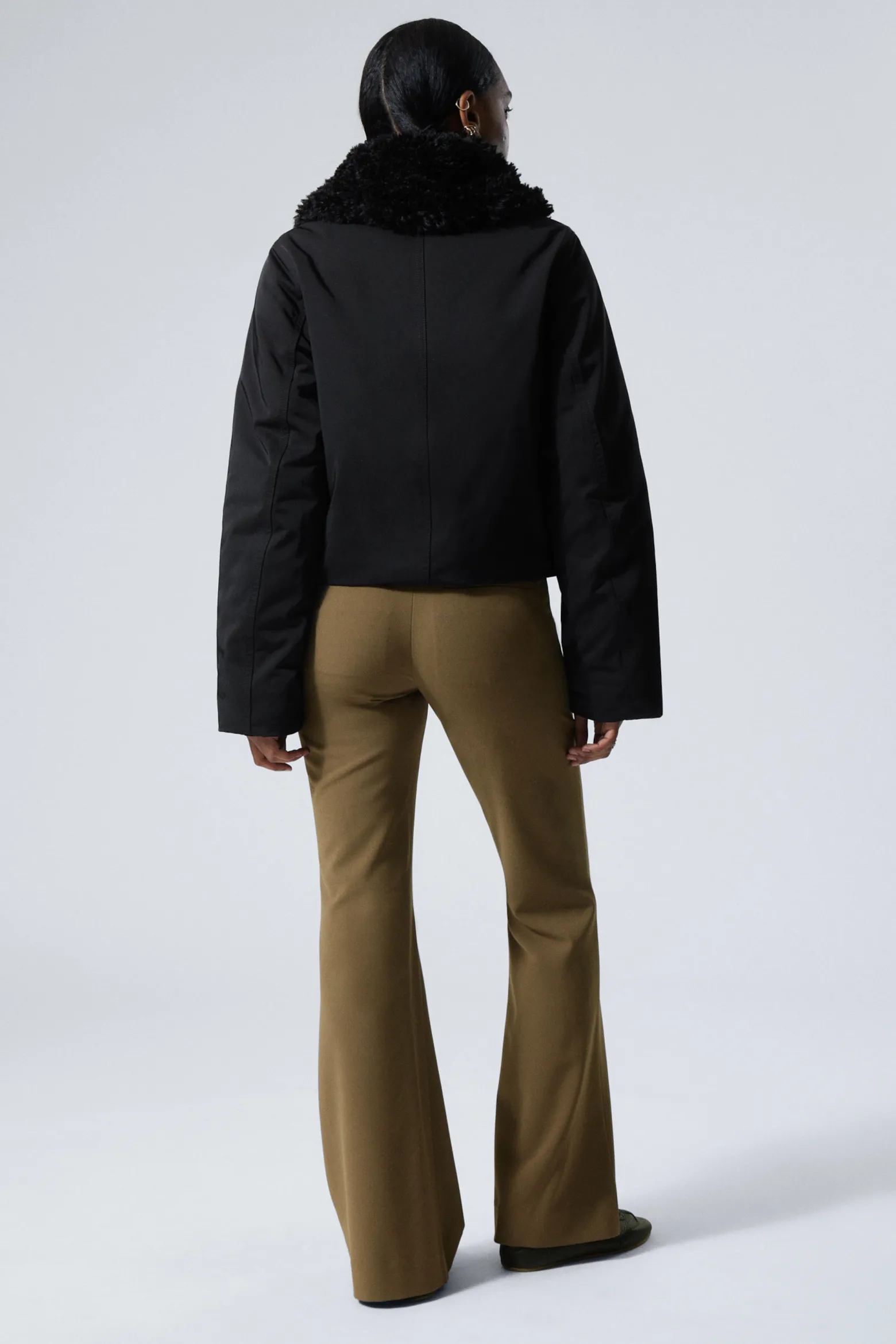 KURZE JACKE MIT PELZKRAGEN|Weekday Discount