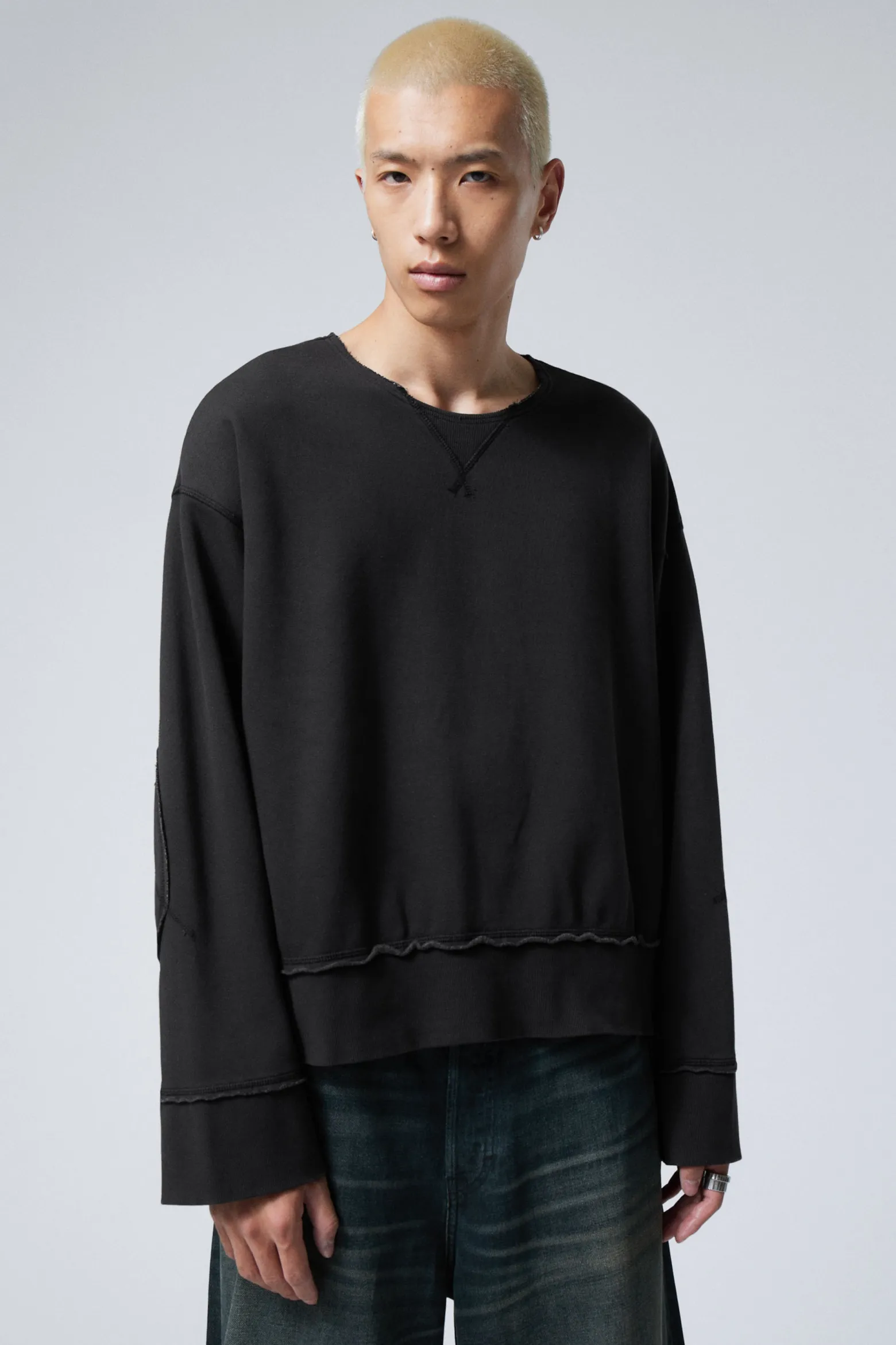 KURZES SWEATSHIRT IM USED-LOOK|Weekday Clearance
