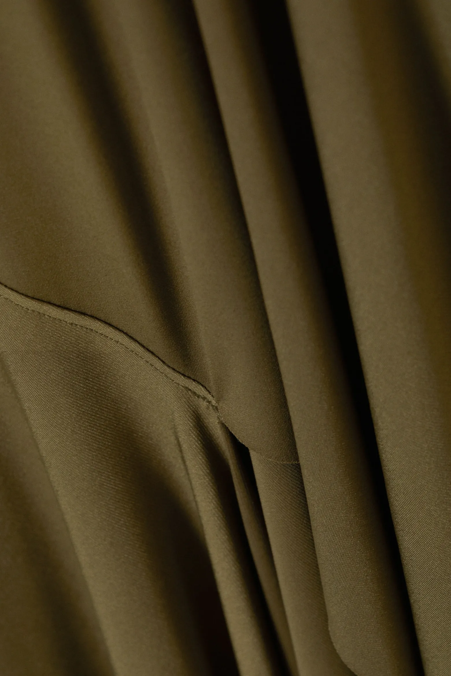 LANGÄRMELIGES, ASYMMETRISCHES DRAPÉ-KLEID|Weekday Best