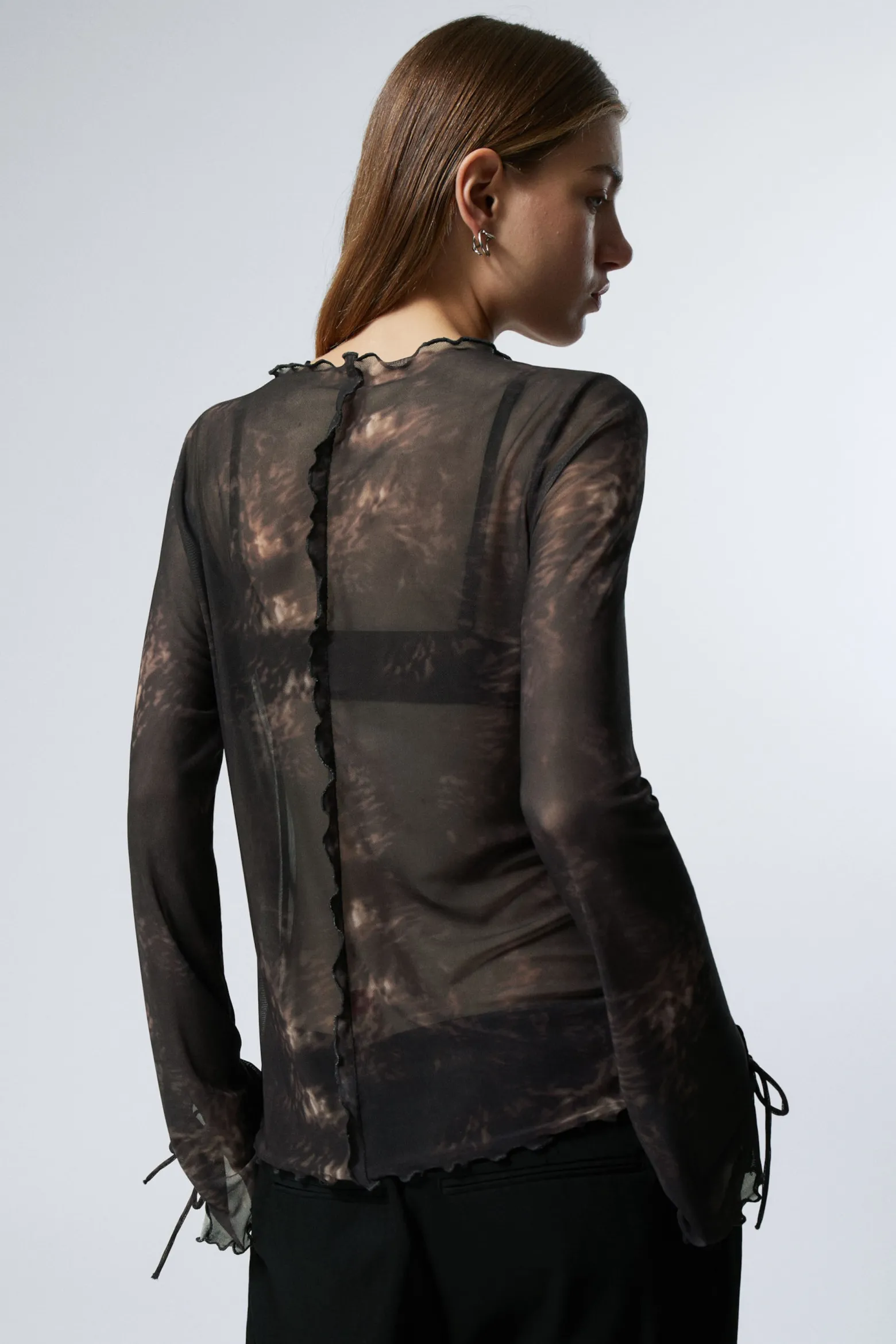 LANGÄRMELIGES MESH-TOP MIT BINDEVERSCHLUSS|Weekday Cheap