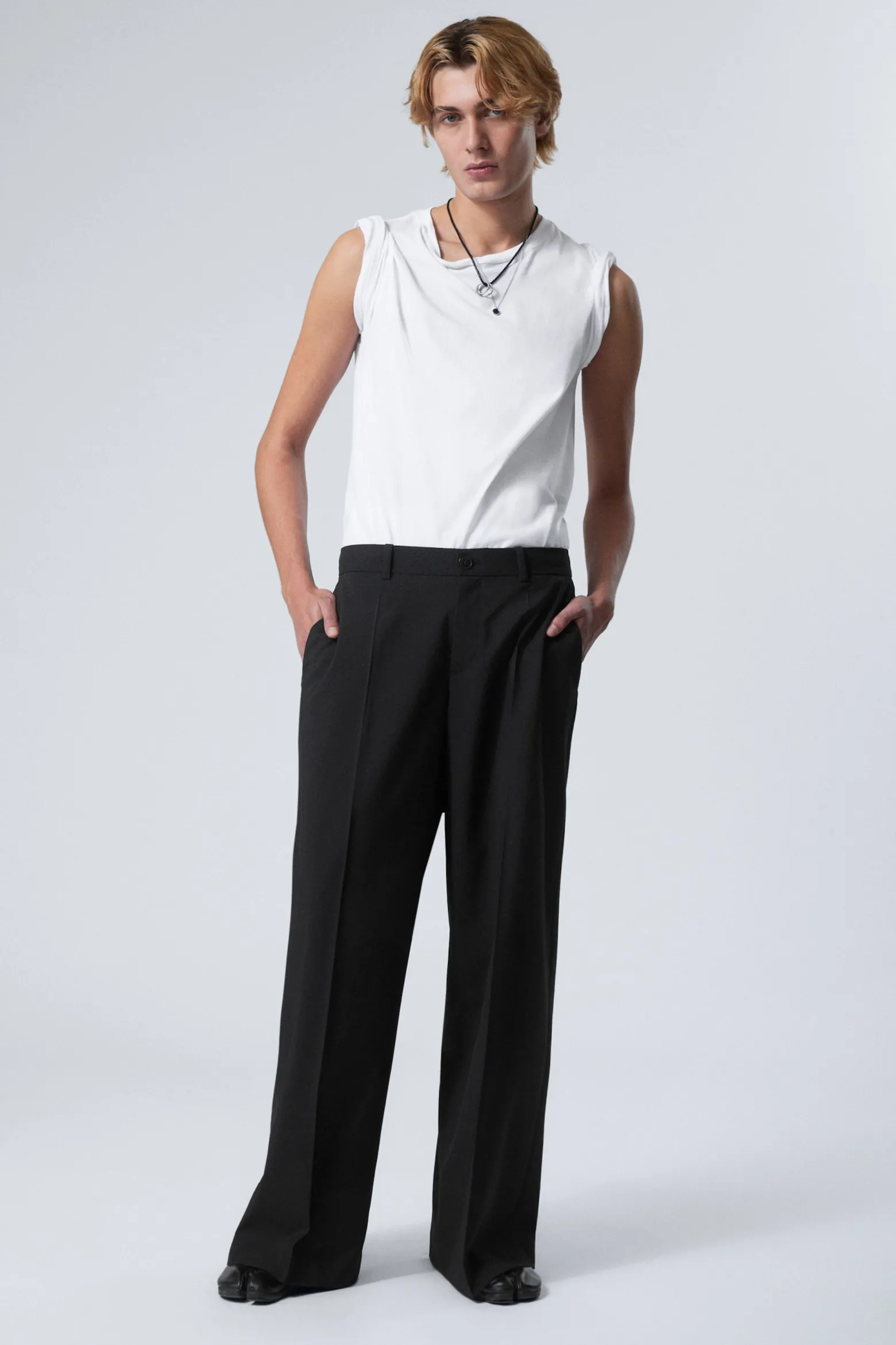 LOCKER GESCHNITTENE ANZUGHOSE MIT NIEDRIGER TAILLE|Weekday Store