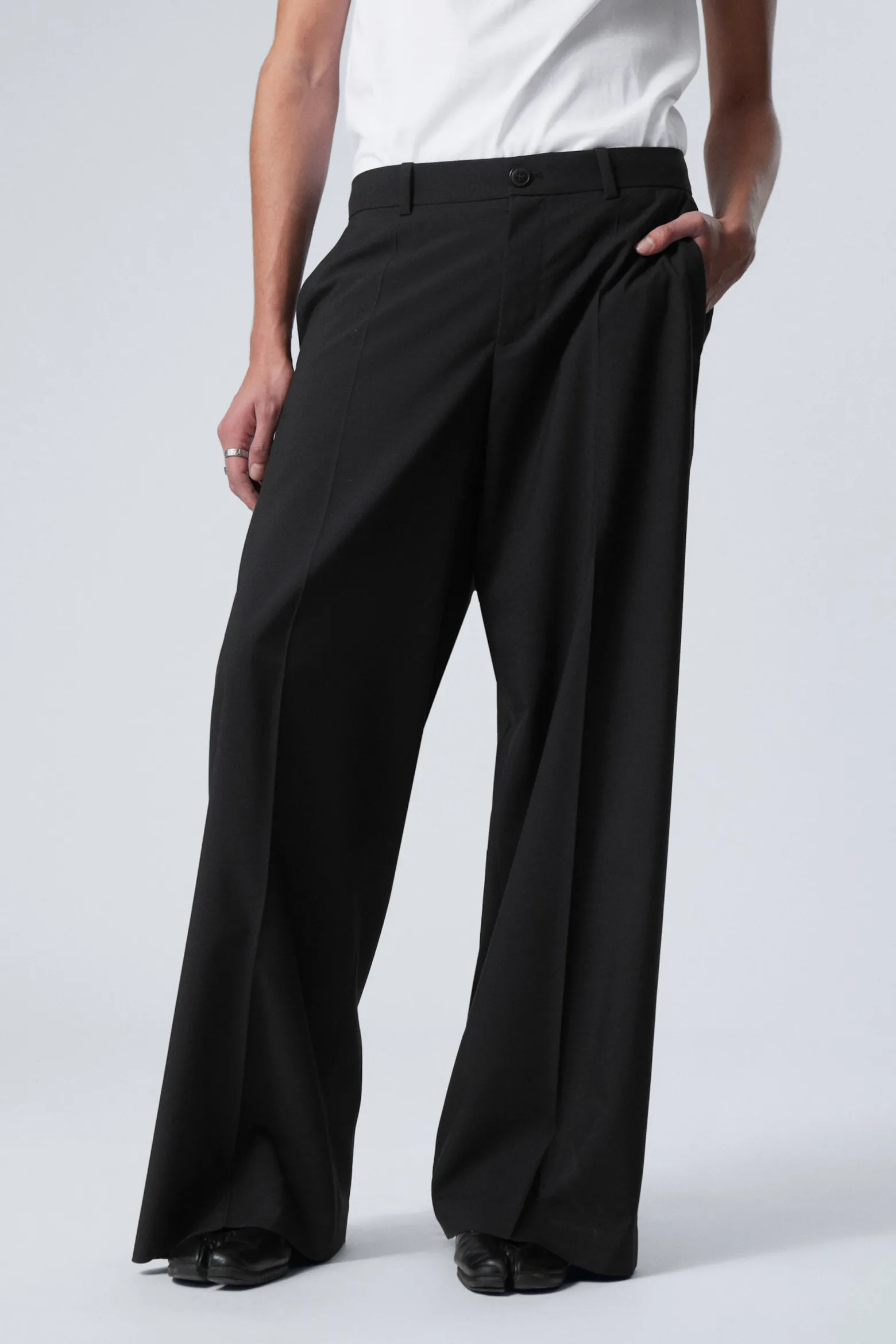LOCKER GESCHNITTENE ANZUGHOSE MIT NIEDRIGER TAILLE|Weekday Store
