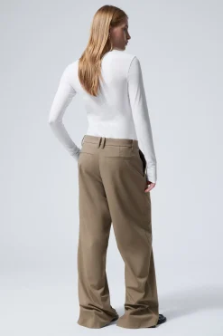LOCKER GESCHNITTENE ANZUGHOSE MIT NIEDRIGER TAILLE|Weekday New
