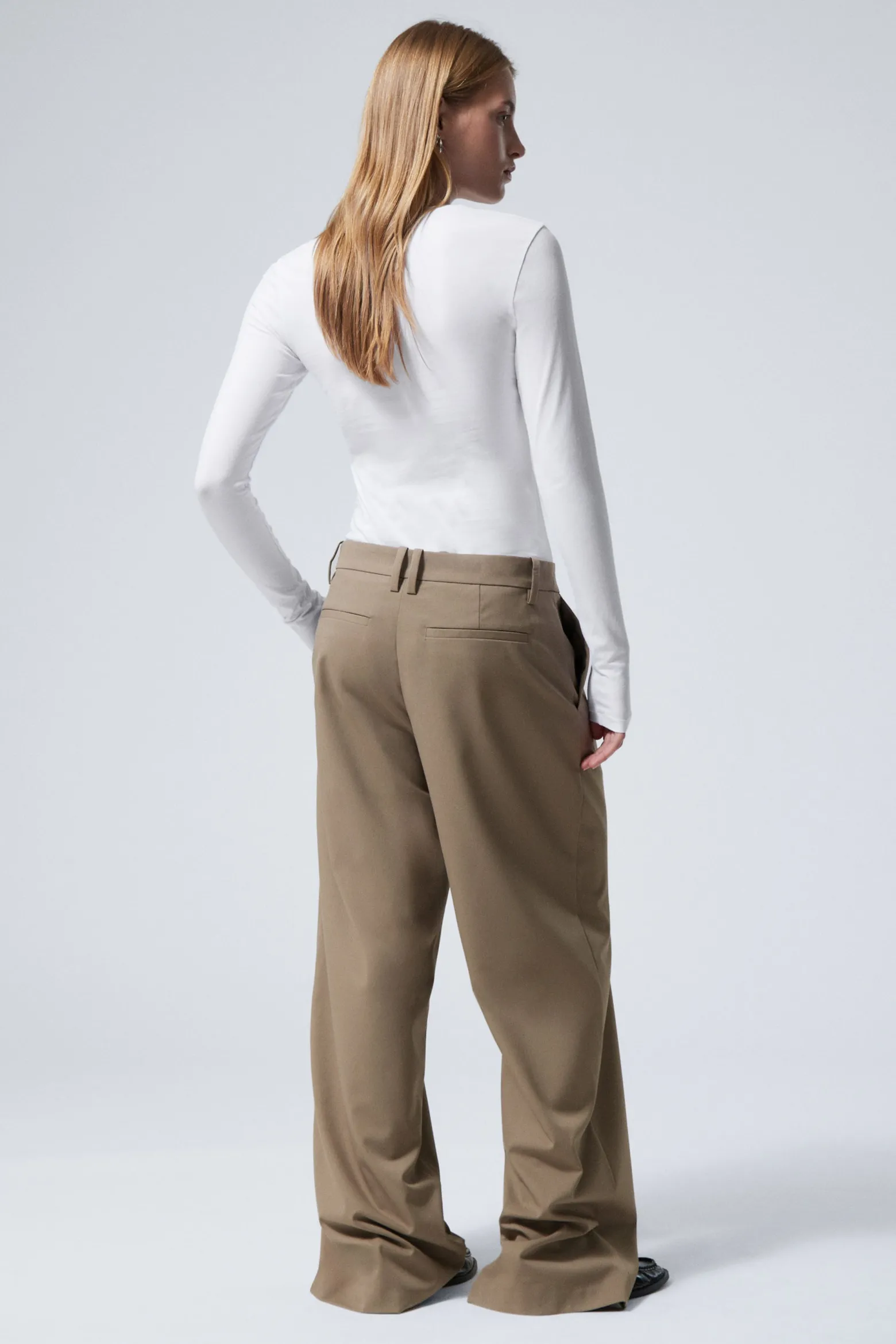 LOCKER GESCHNITTENE ANZUGHOSE MIT NIEDRIGER TAILLE|Weekday New