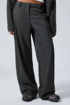 LOCKER GESCHNITTENE ANZUGHOSE MIT NIEDRIGER TAILLE|Weekday Sale