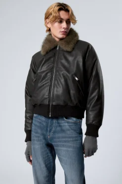 LOCKER GESCHNITTENE BOMBERJACKE AUS KUNSTLEDER|Weekday Cheap