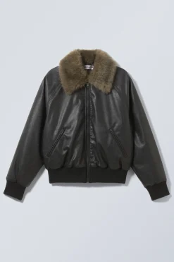 LOCKER GESCHNITTENE BOMBERJACKE AUS KUNSTLEDER|Weekday Cheap