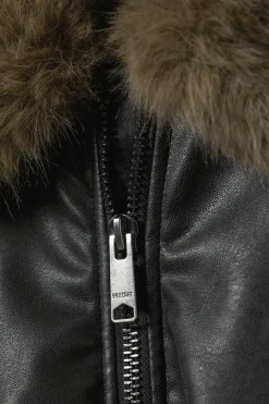 LOCKER GESCHNITTENE BOMBERJACKE AUS KUNSTLEDER|Weekday Cheap