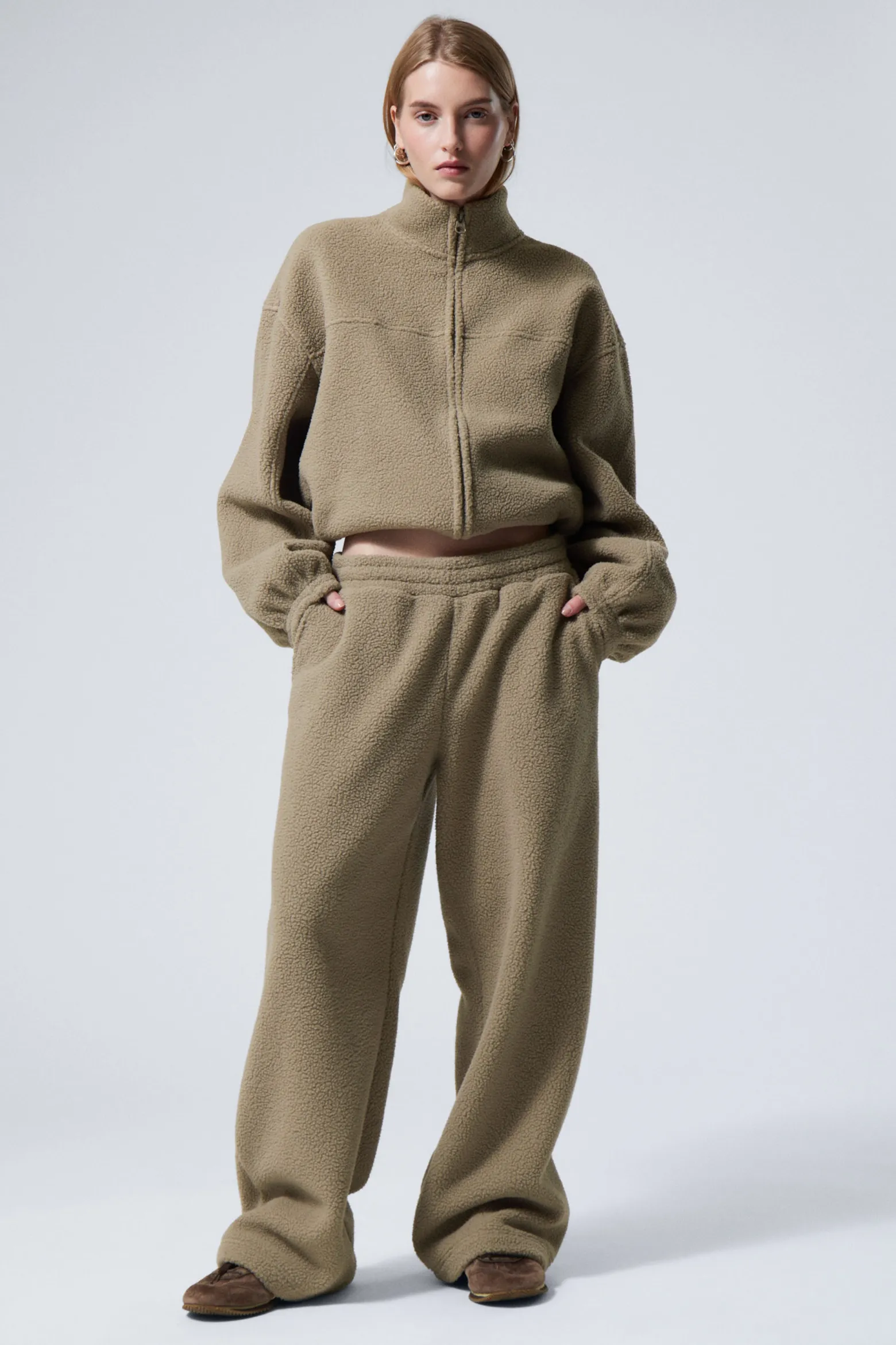 LOCKER GESCHNITTENE FLEECEHOSE|Weekday Fashion