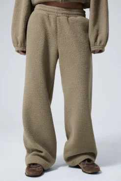 LOCKER GESCHNITTENE FLEECEHOSE|Weekday Fashion
