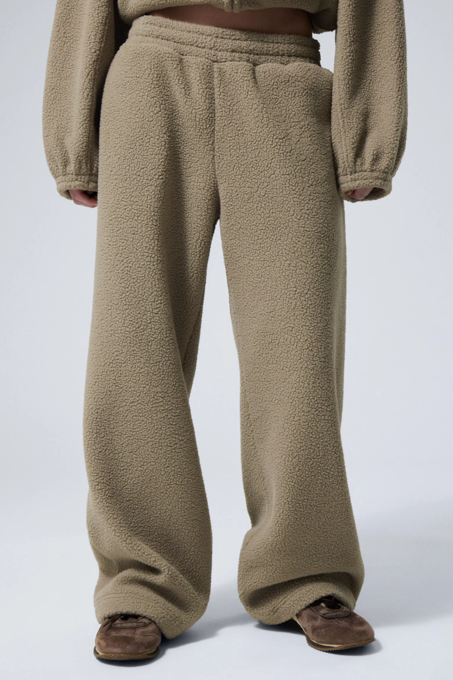 LOCKER GESCHNITTENE FLEECEHOSE|Weekday Fashion
