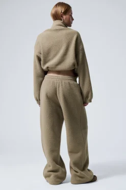 LOCKER GESCHNITTENE FLEECEHOSE|Weekday Fashion