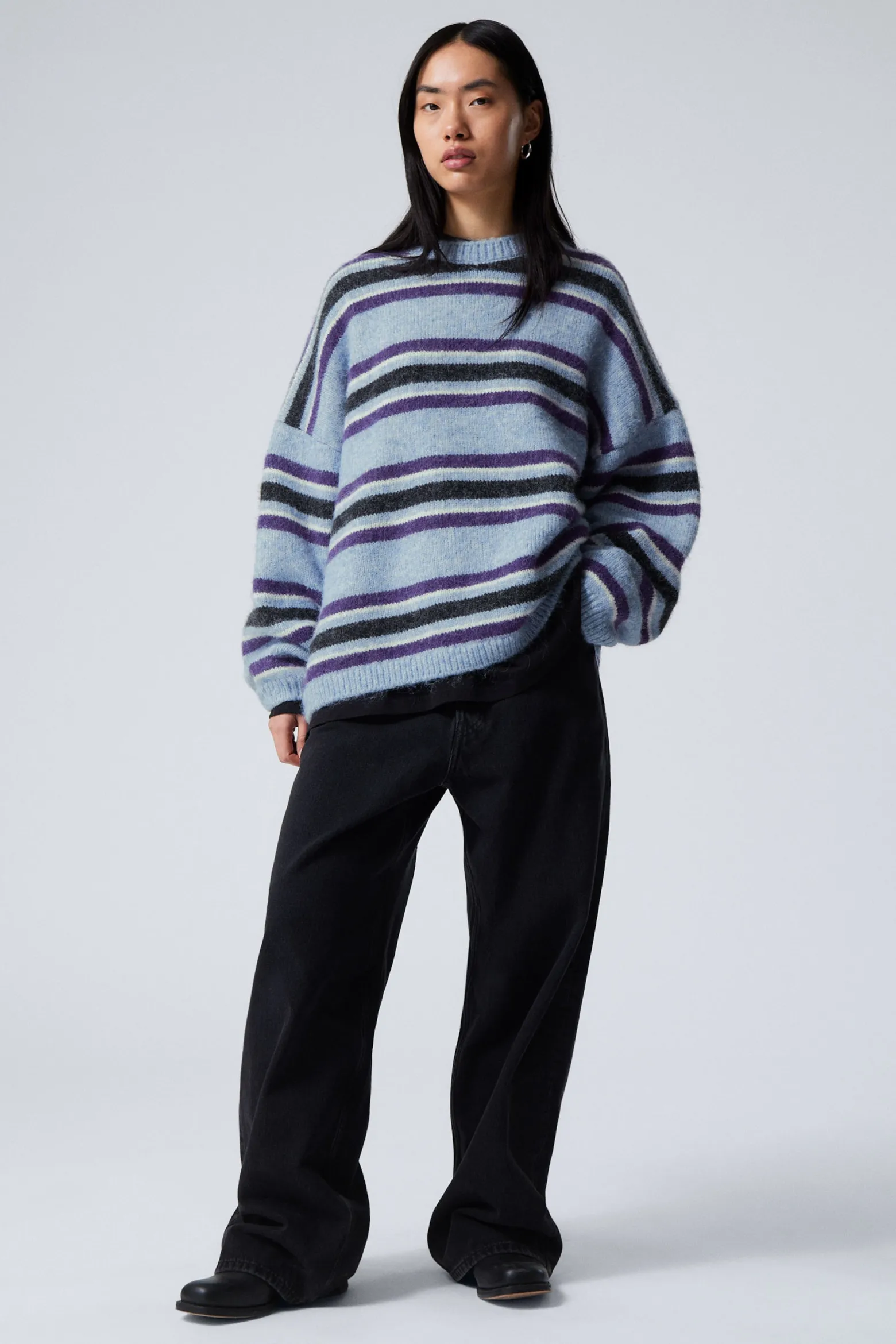 LOCKER GESCHNITTENER GRAPHISCHER STRICKPULLOVER|Weekday Clearance