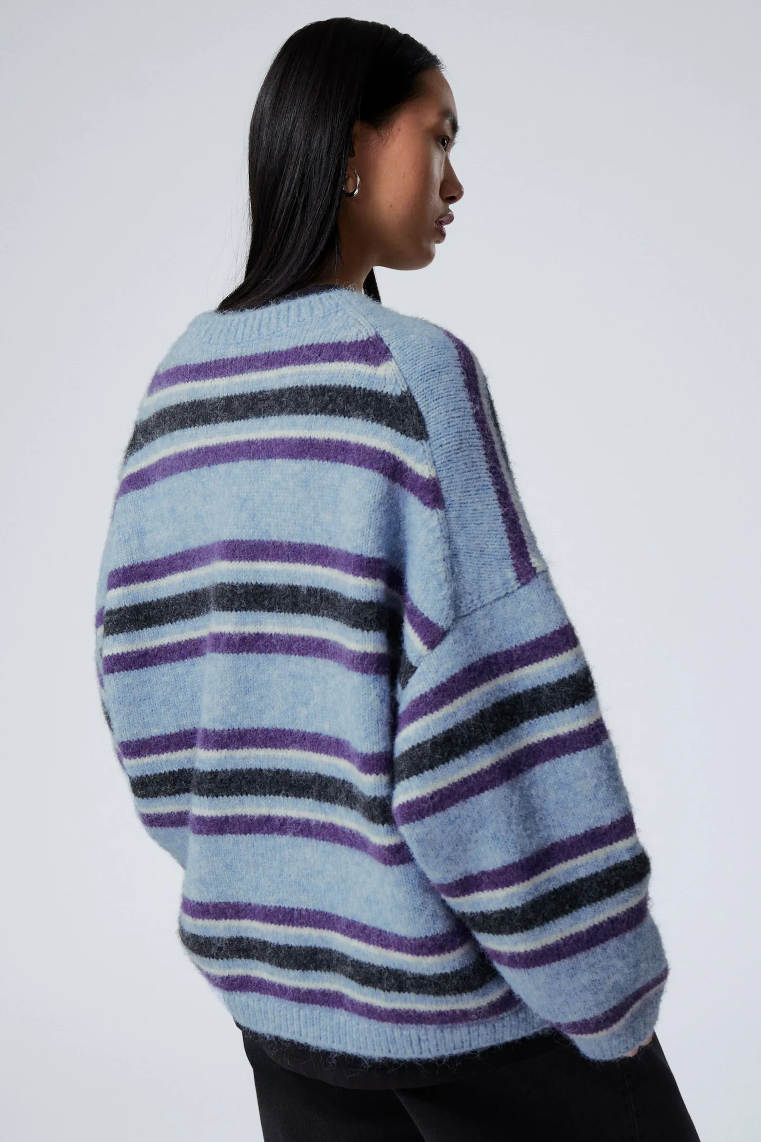 LOCKER GESCHNITTENER GRAPHISCHER STRICKPULLOVER|Weekday Clearance