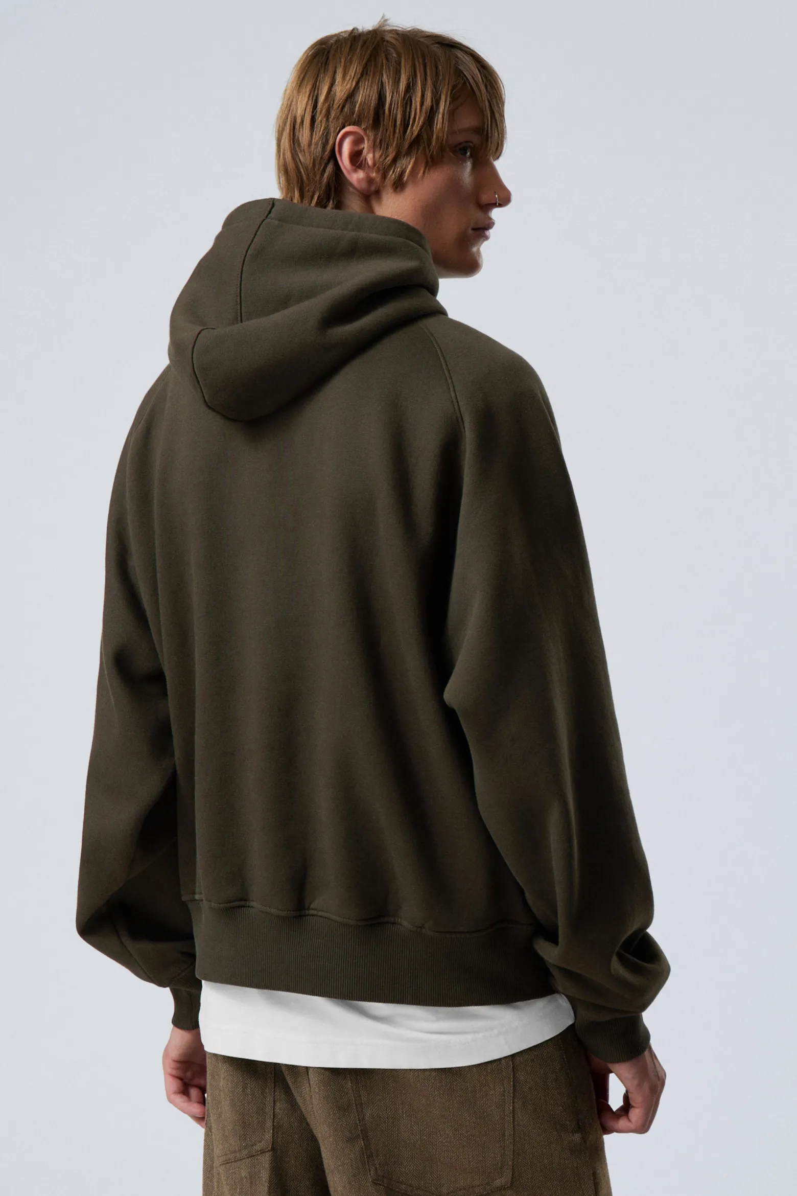 LOCKER GESCHNITTENER RAGLAN-HOODIE|Weekday Fashion