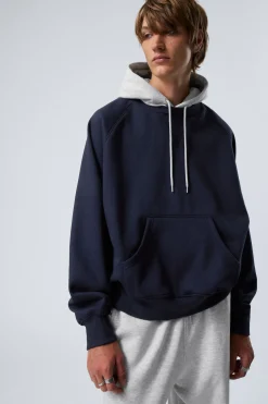 LOCKER GESCHNITTENER RAGLAN-HOODIE|Weekday Hot