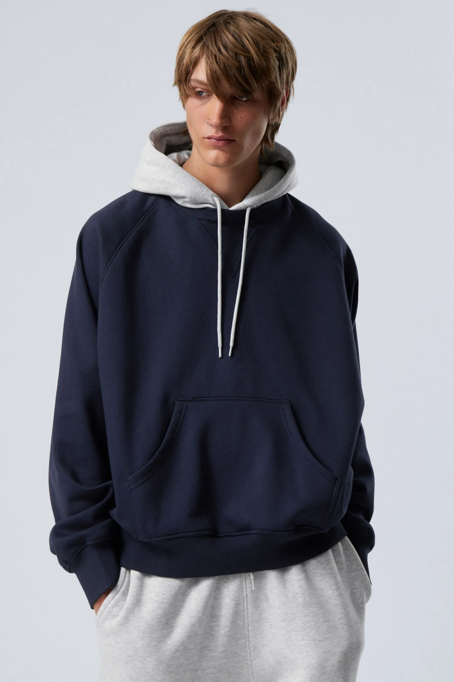 LOCKER GESCHNITTENER RAGLAN-HOODIE|Weekday Hot