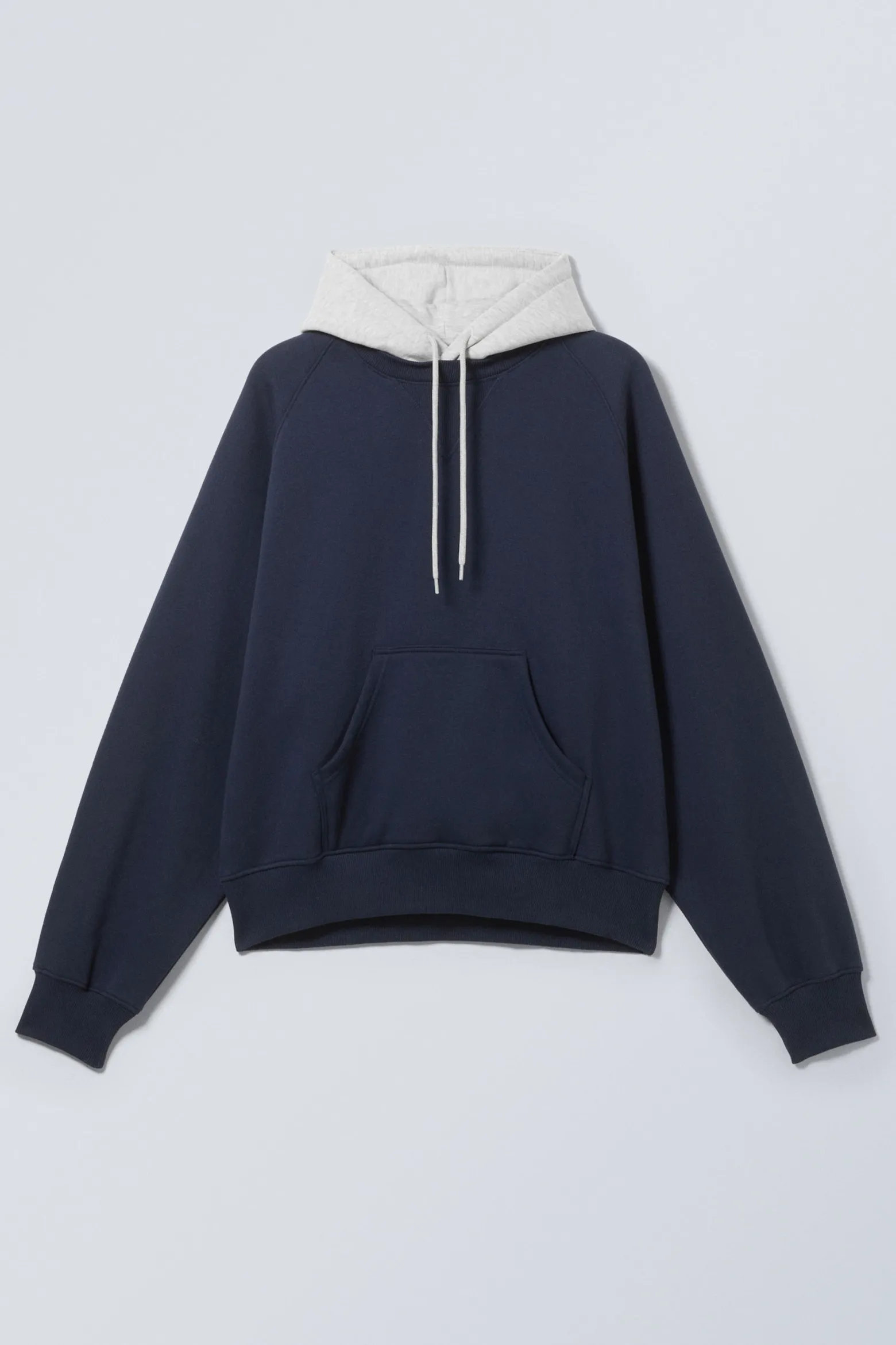 LOCKER GESCHNITTENER RAGLAN-HOODIE|Weekday Hot