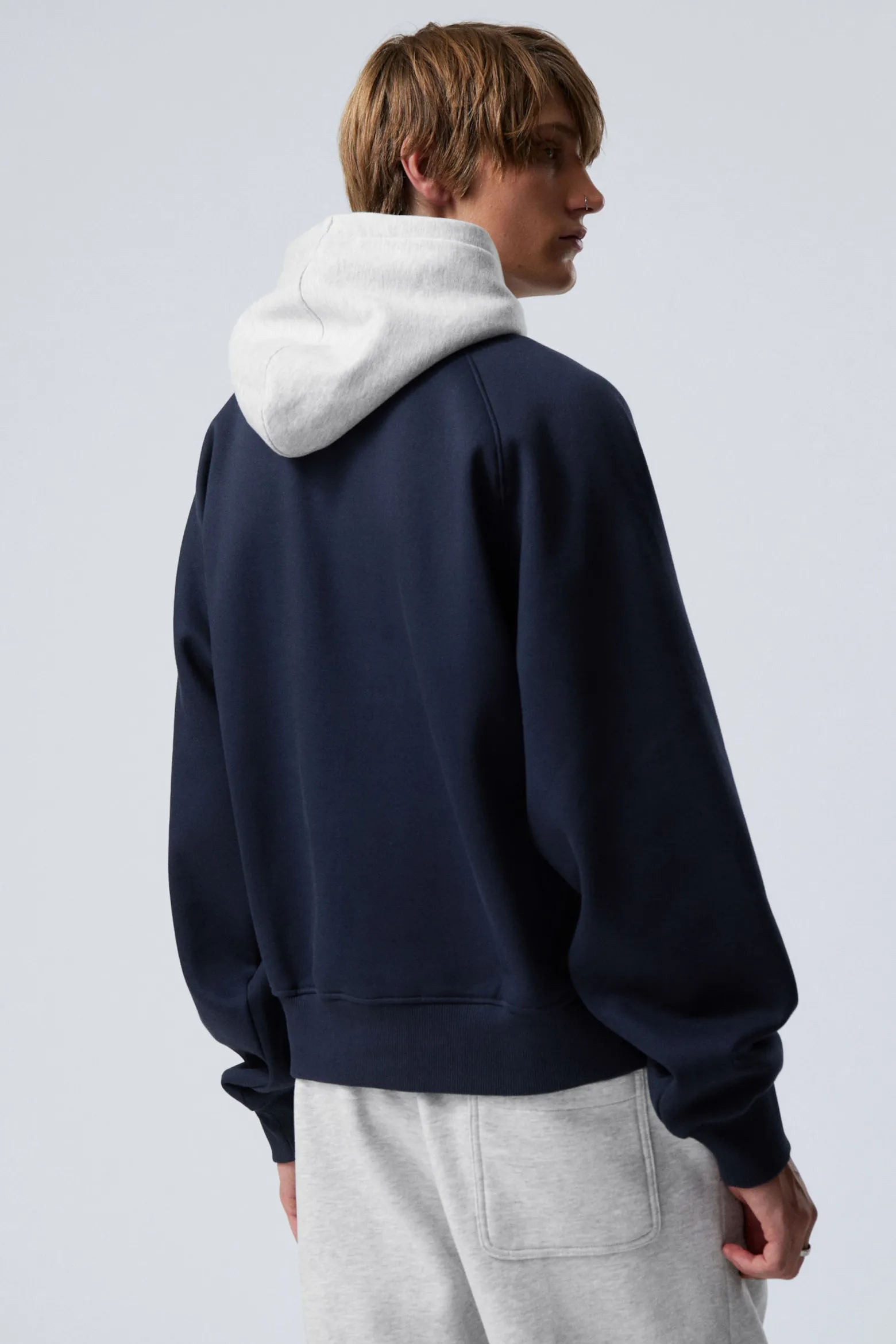 LOCKER GESCHNITTENER RAGLAN-HOODIE|Weekday Hot