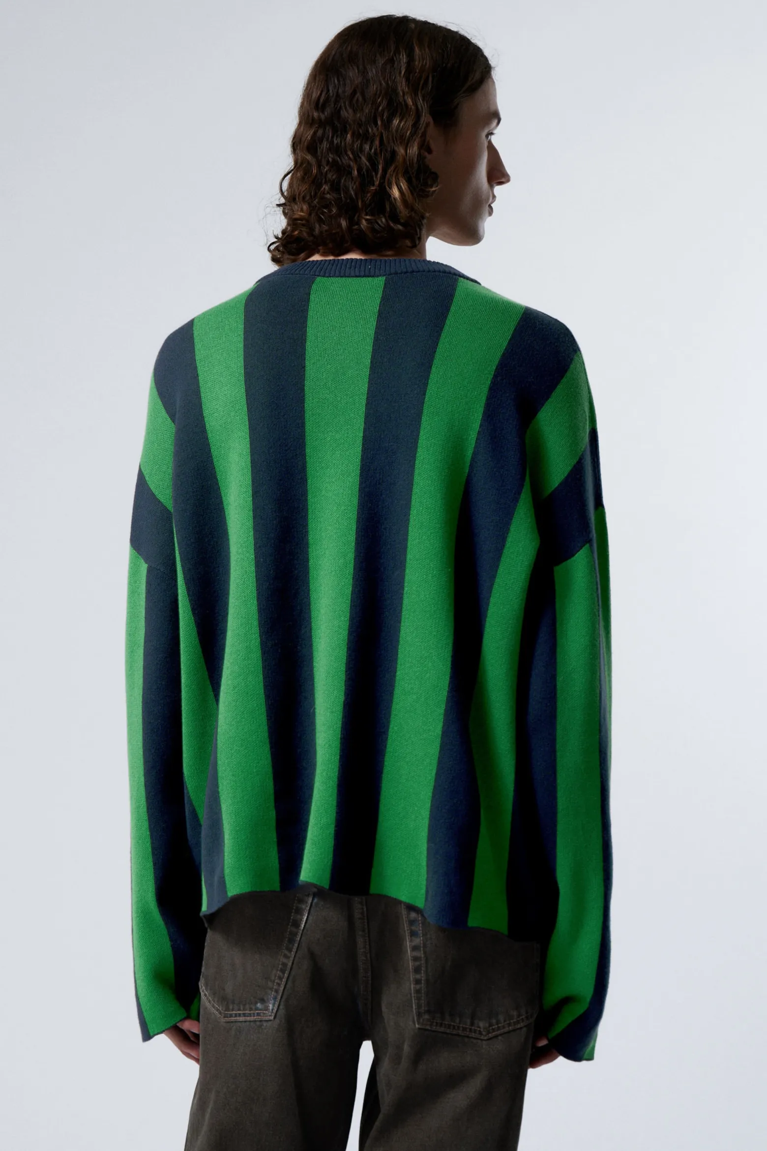 LOCKER GESCHNITTENER STRICKPULLI IM TRIKOTSTIL|Weekday Shop